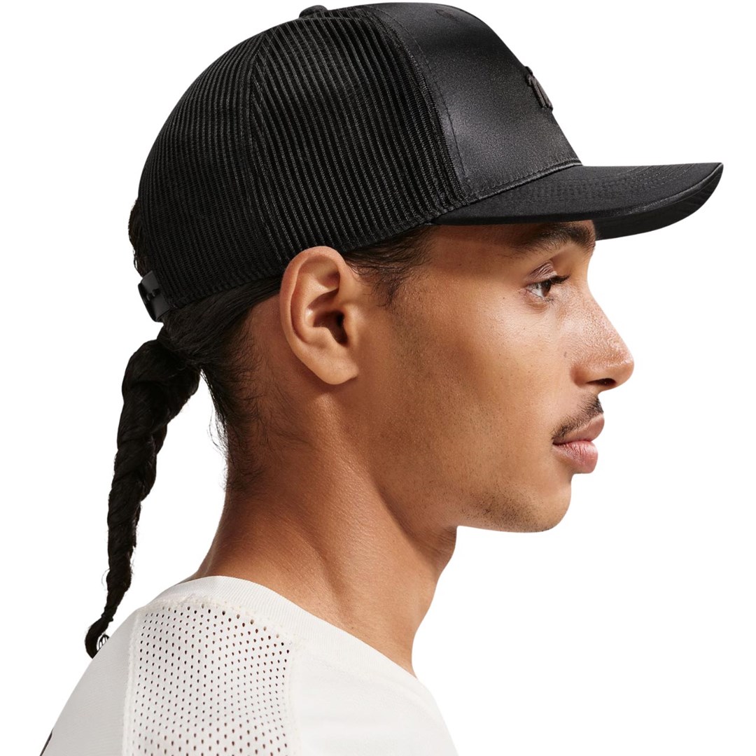 Nike Rise kapa s šilterom - crna (veličina: S/M)