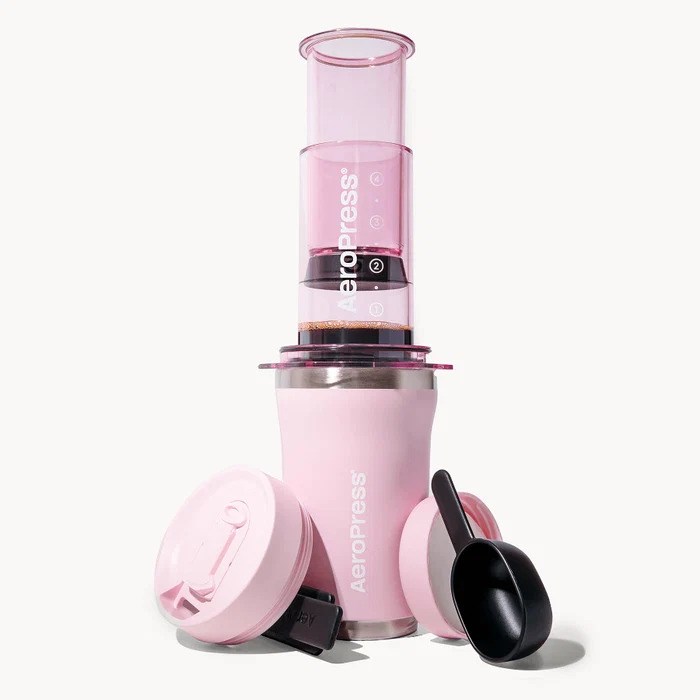 AeroPress Go Plus aparat za kavo, roza termalna skodelica 475 ml