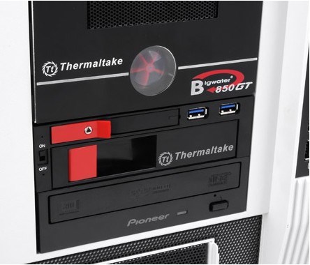 Thermaltake ST0026Z drive bay panel 2.5/3.5" Bezel panel Black, Red Thermaltake ST0026Z drive bay panel 2.5/3.5" Bezel panel Black, Red
