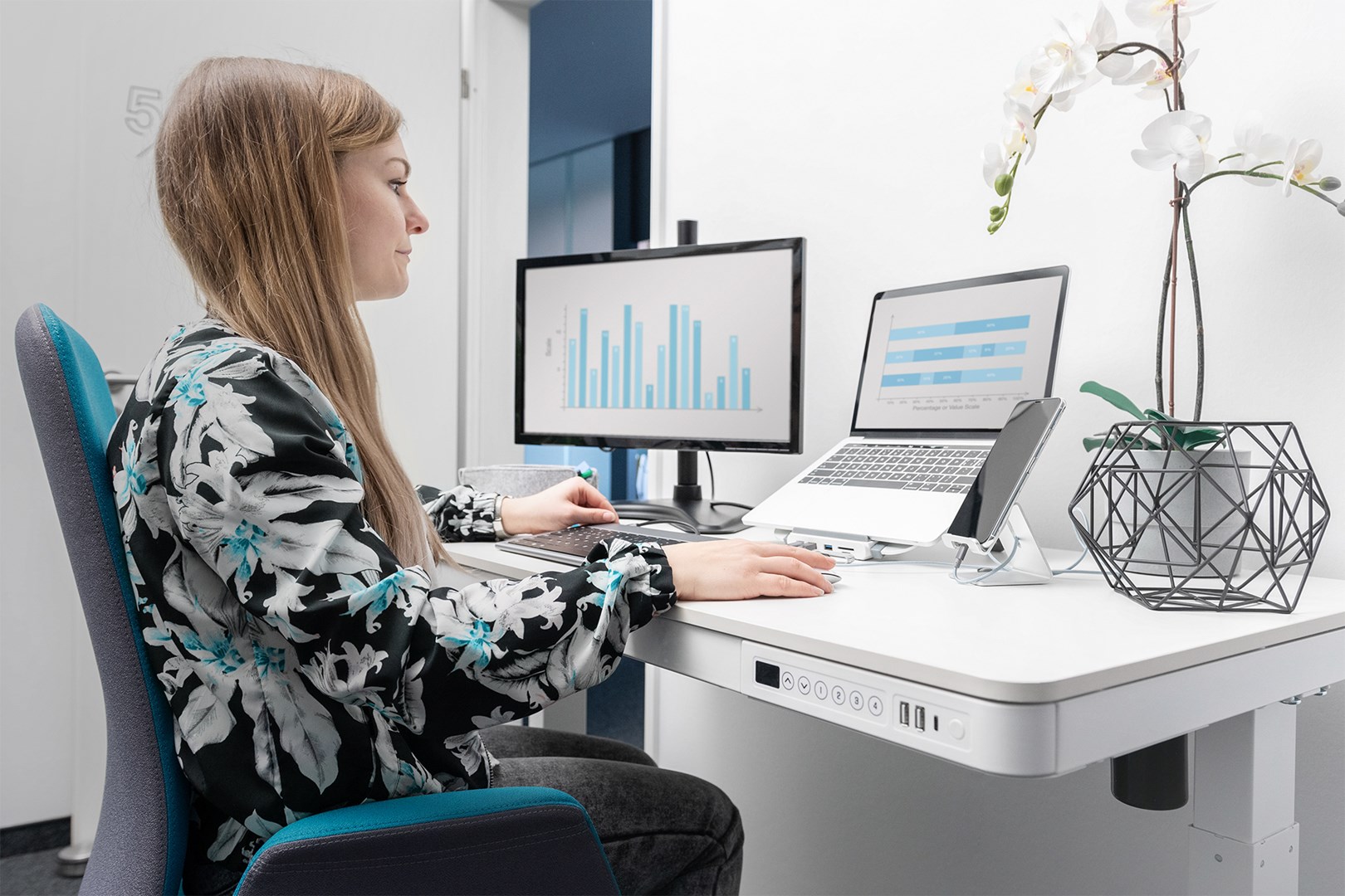 Digitus Electric Height-Adjustable Desk with USB-Charger and Drawer Digitus Electric Height-Adjustable Desk with USB-Charger and Drawer