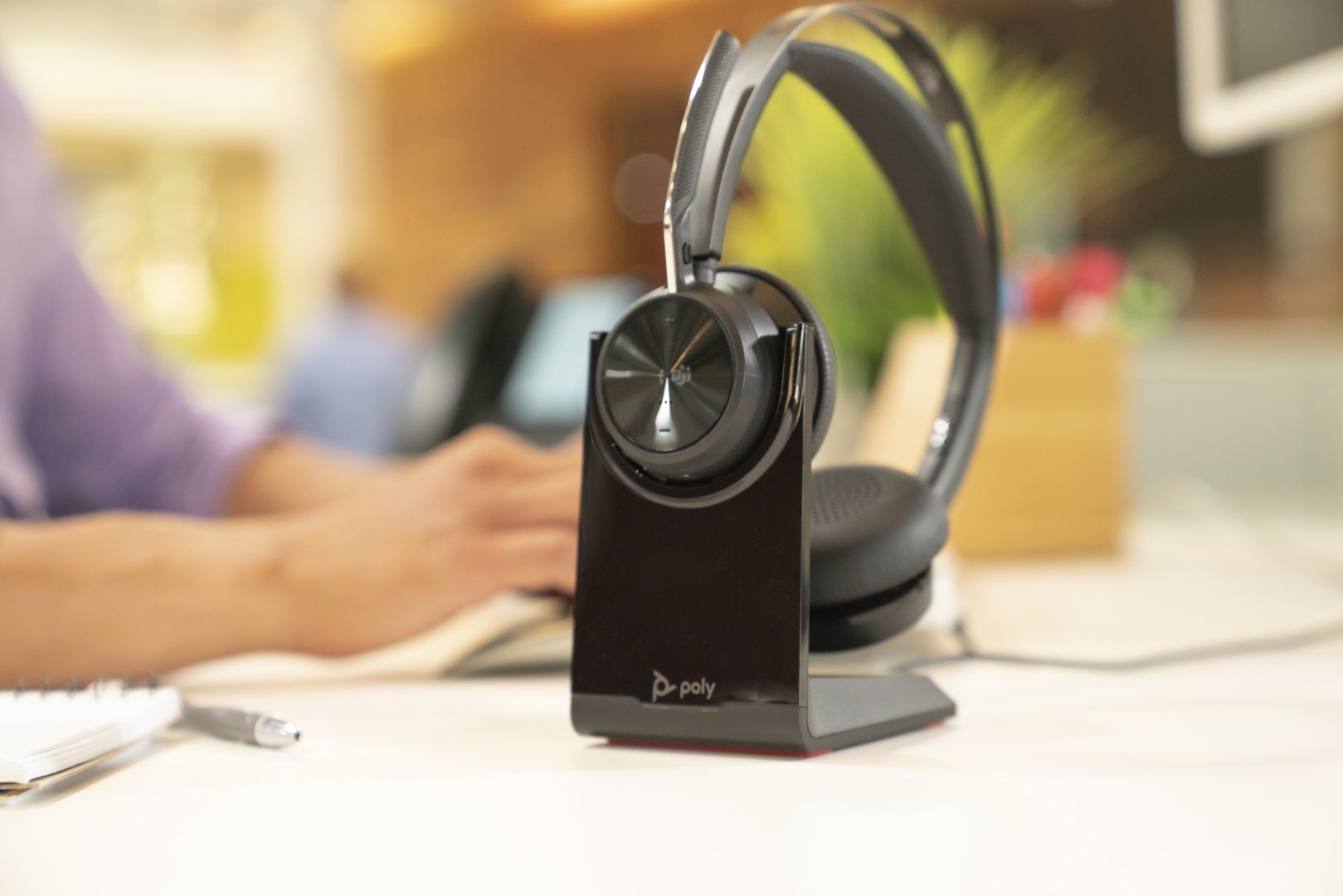Poly Voyager Focus 2 Microsoft Teams Certified USB-C-C Headset +USB-C/A Adapter +Charging Stand Poly Voyager Focus 2 Microsoft Teams Certified USB-C-C Headset +USB-C/A Adapter +Charging Stand