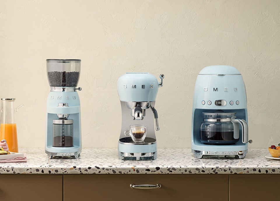 Smeg ECF02RDEU coffee maker Manual Espresso machine 1.1 L Smeg ECF02RDEU coffee maker Manual Espresso machine 1.1 L
