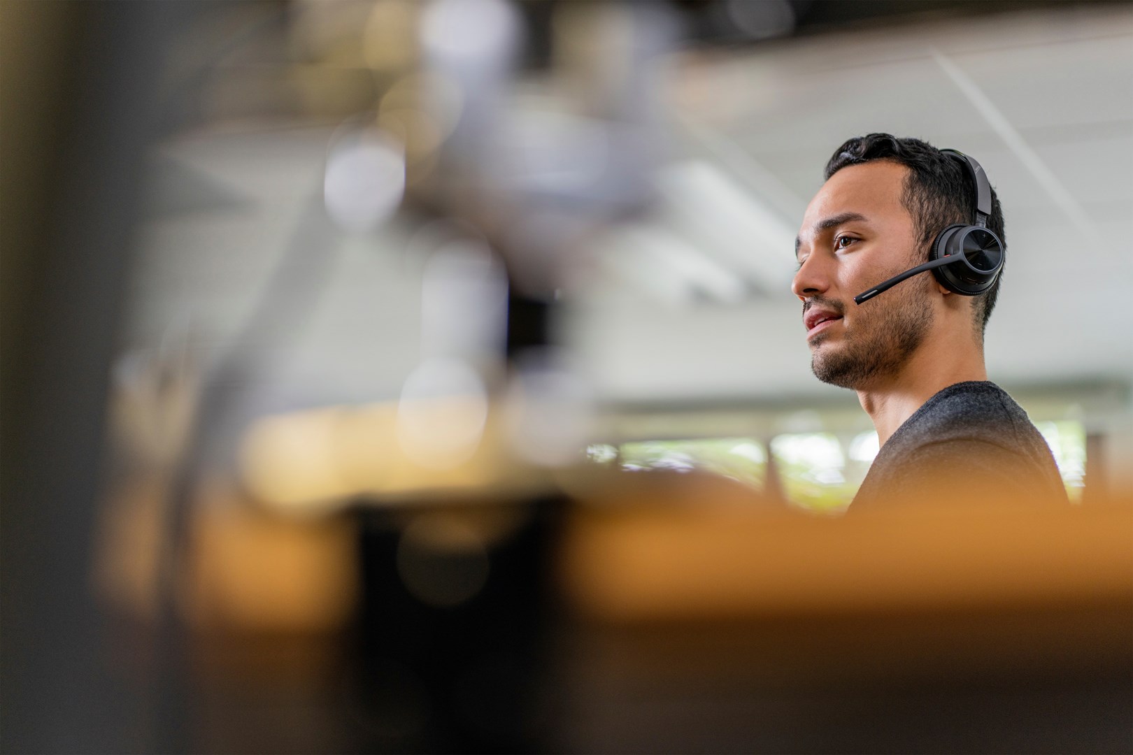 Poly Voyager 4320 Microsoft Teams Certified USB-C Headset +BT700 dongle Poly Voyager 4320 Microsoft Teams Certified USB-C Headset +BT700 dongle