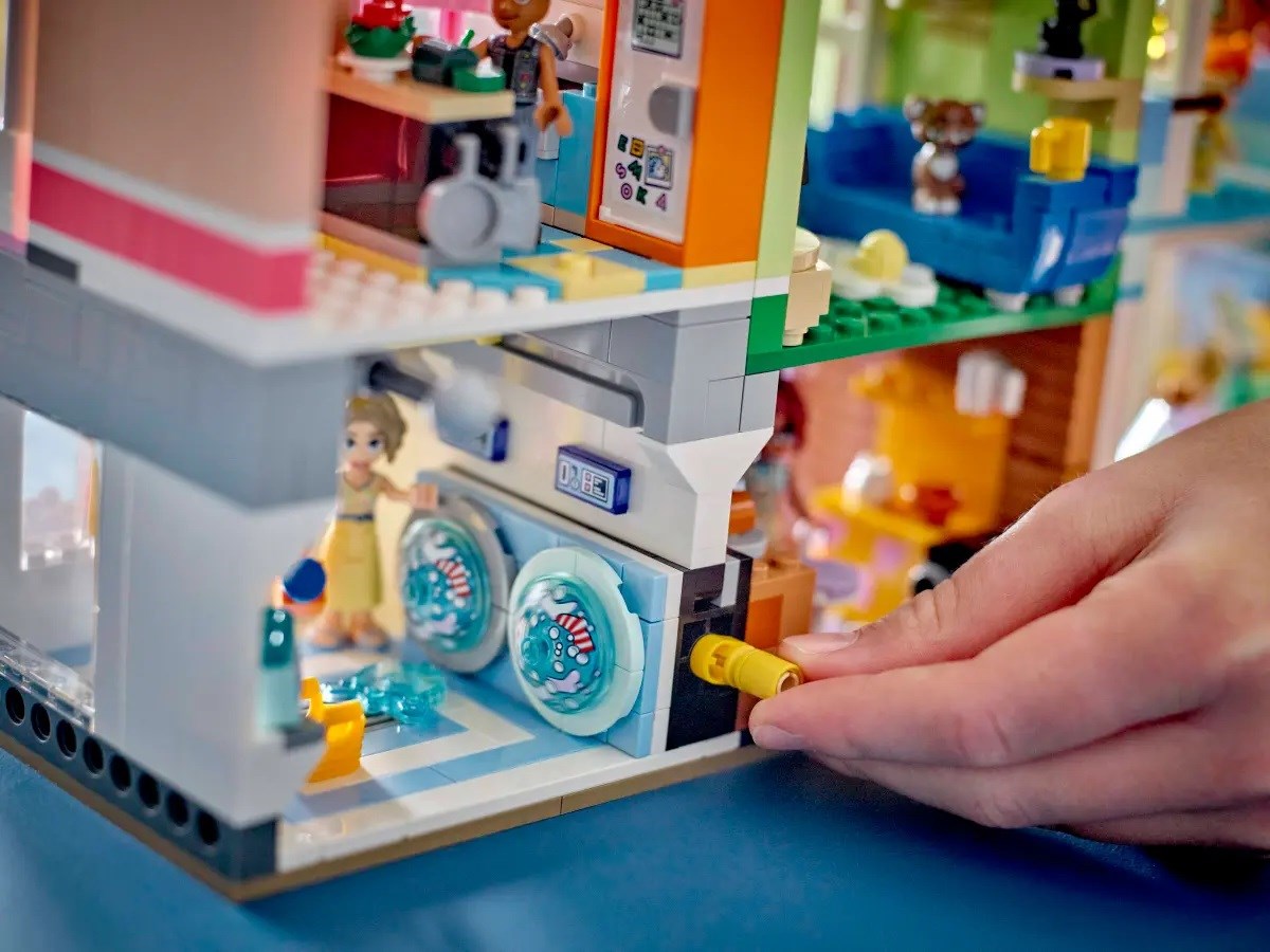 LEGO FRIENDS 42670 Heartlake City Apartments and Stores LEGO FRIENDS 42670 Heartlake City Apartments and Stores