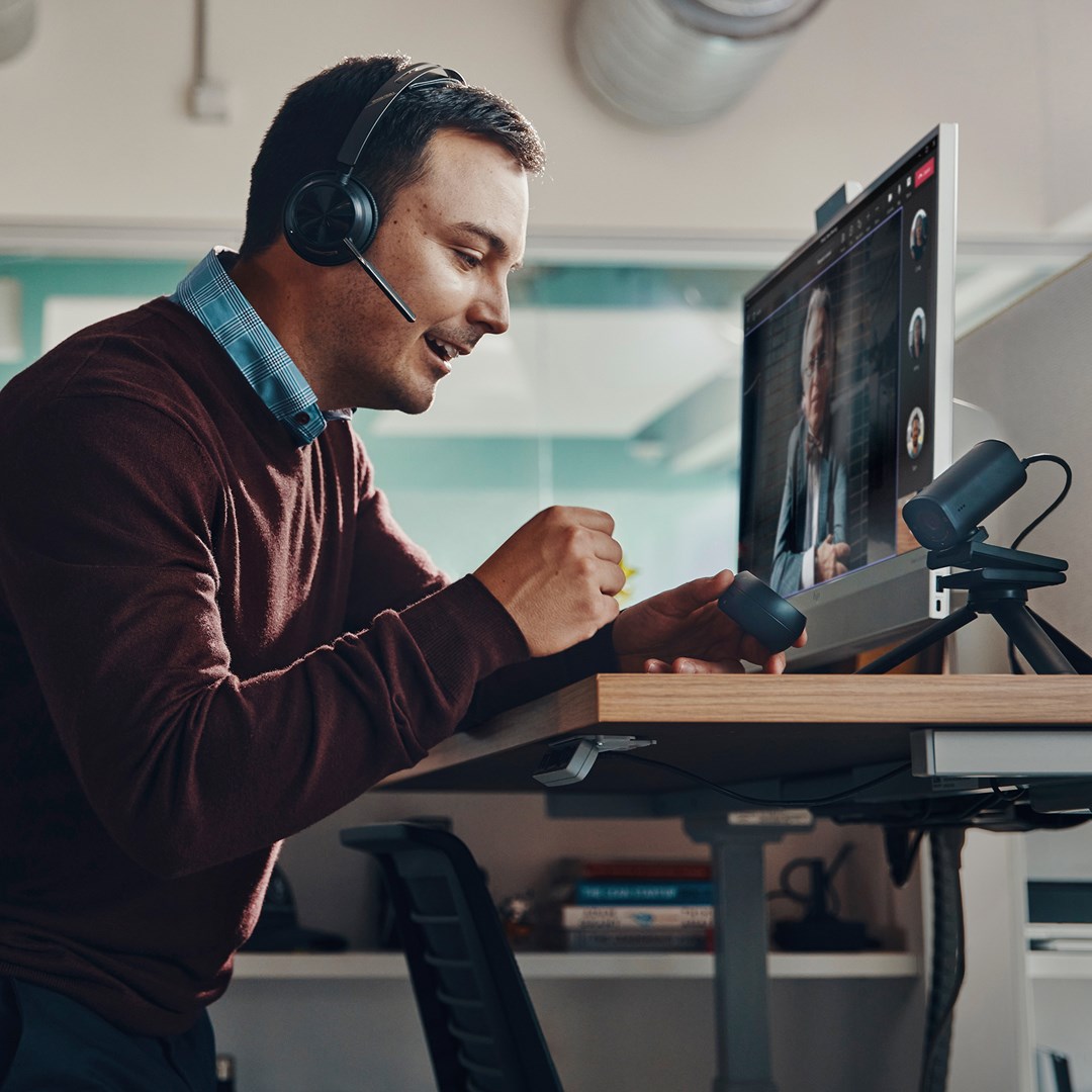 POLY Voyager Focus 2 USB-C-C Headset +USB-C/A Adapter +Charging Stand POLY Voyager Focus 2 USB-C-C Headset +USB-C/A Adapter +Charging Stand