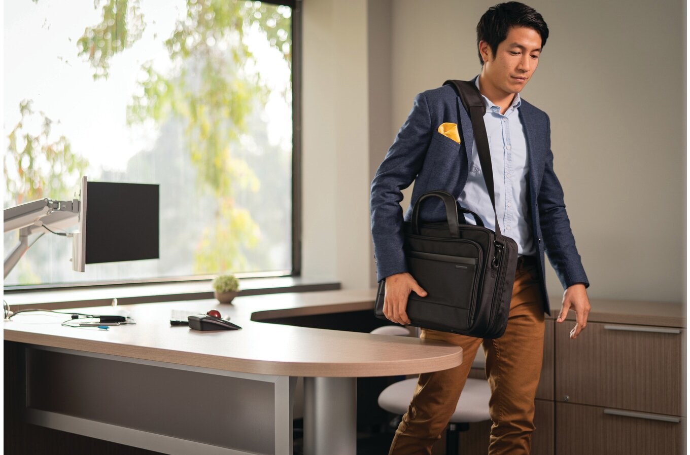 Kensington Contour 2.0 15.6" Briefcase Kensington Contour 2.0 15.6" Briefcase