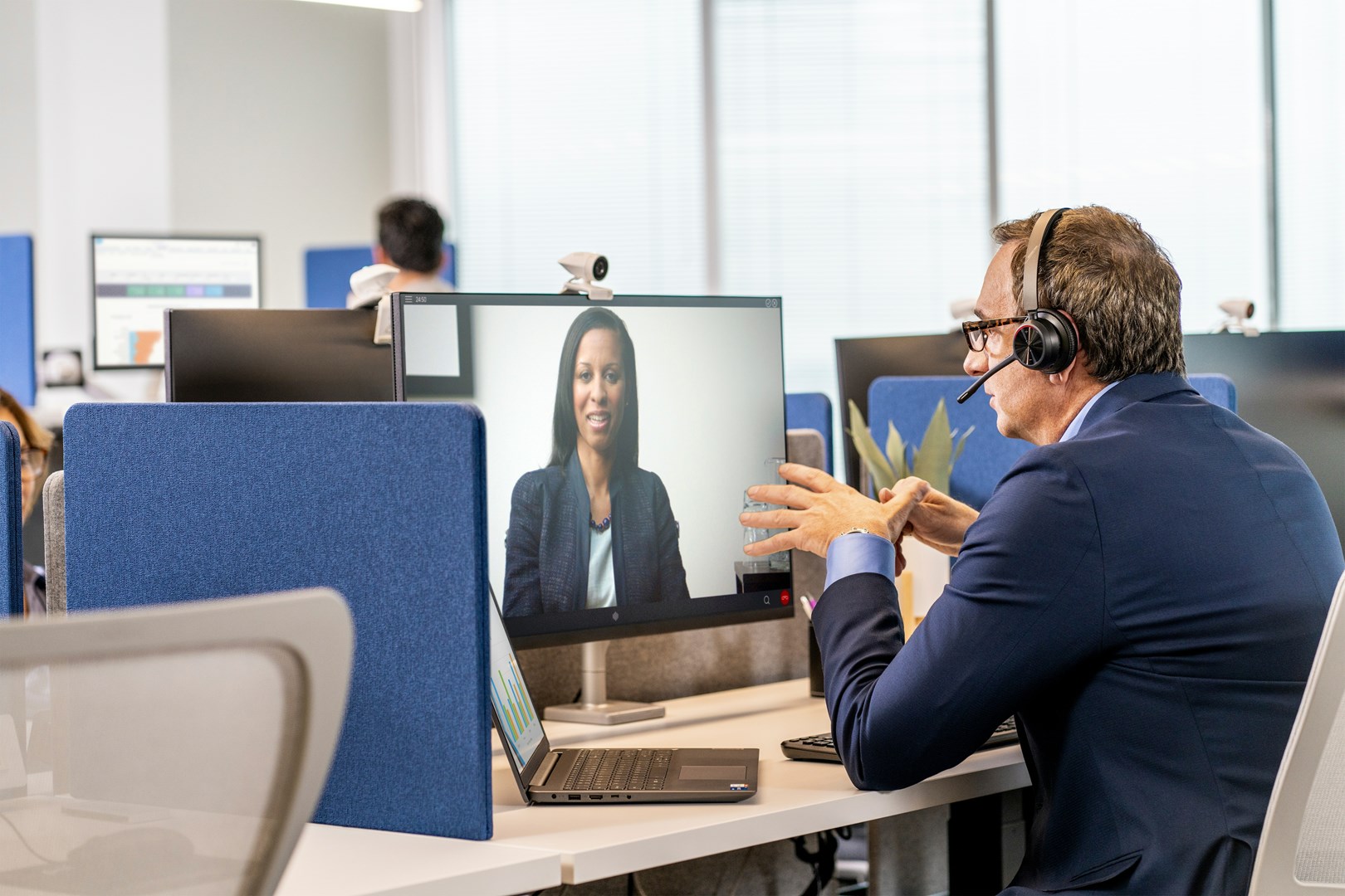 POLY Voyager 4320 Microsoft Teams Certified USB-A Headset +BT700 dongle POLY Voyager 4320 Microsoft Teams Certified USB-A Headset +BT700 dongle