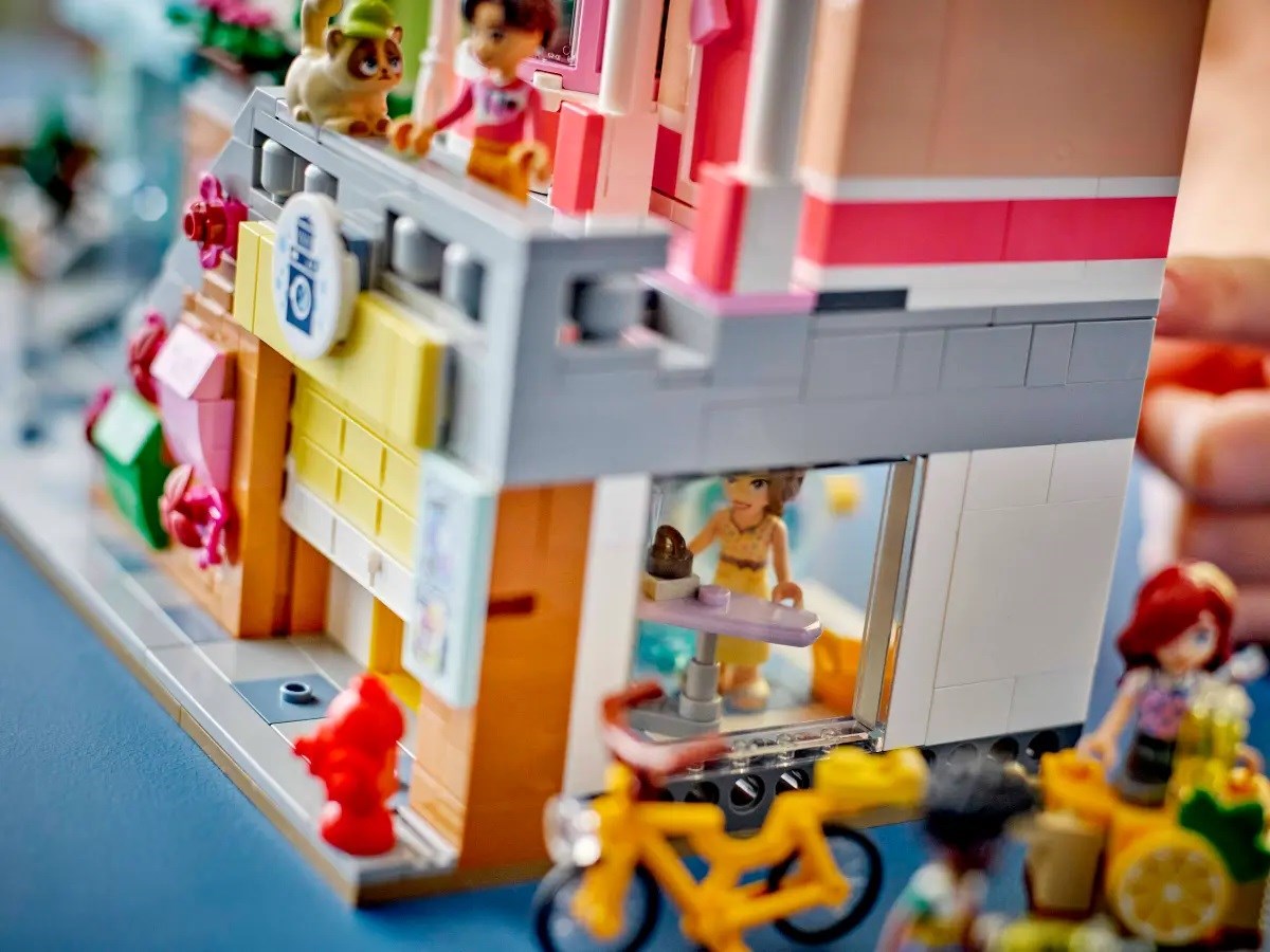 LEGO FRIENDS 42670 Heartlake City Apartments and Stores LEGO FRIENDS 42670 Heartlake City Apartments and Stores