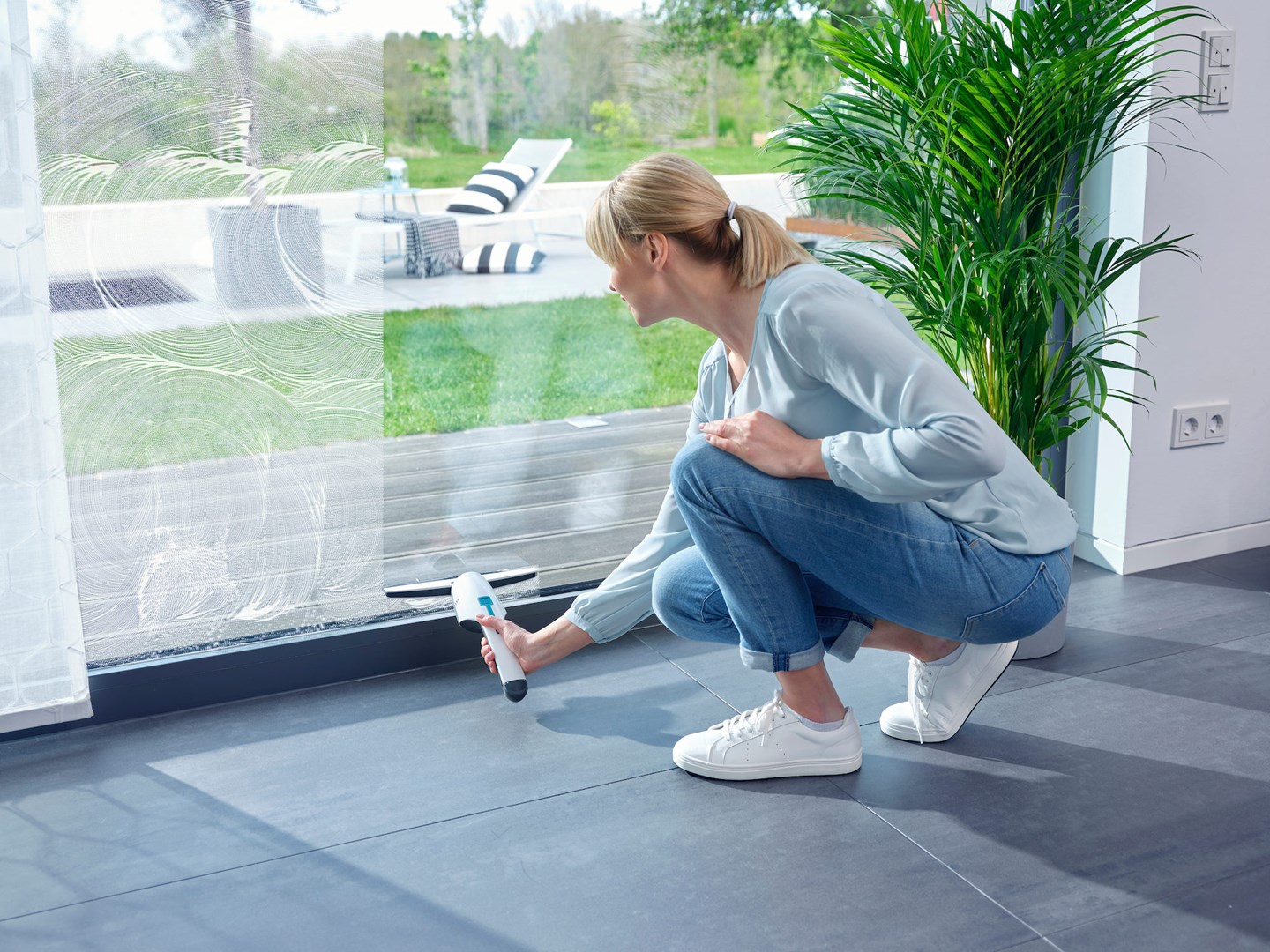 Leifheit 51035 electric window cleaner Black, Blue, White Leifheit 51035 electric window cleaner Black, Blue, White