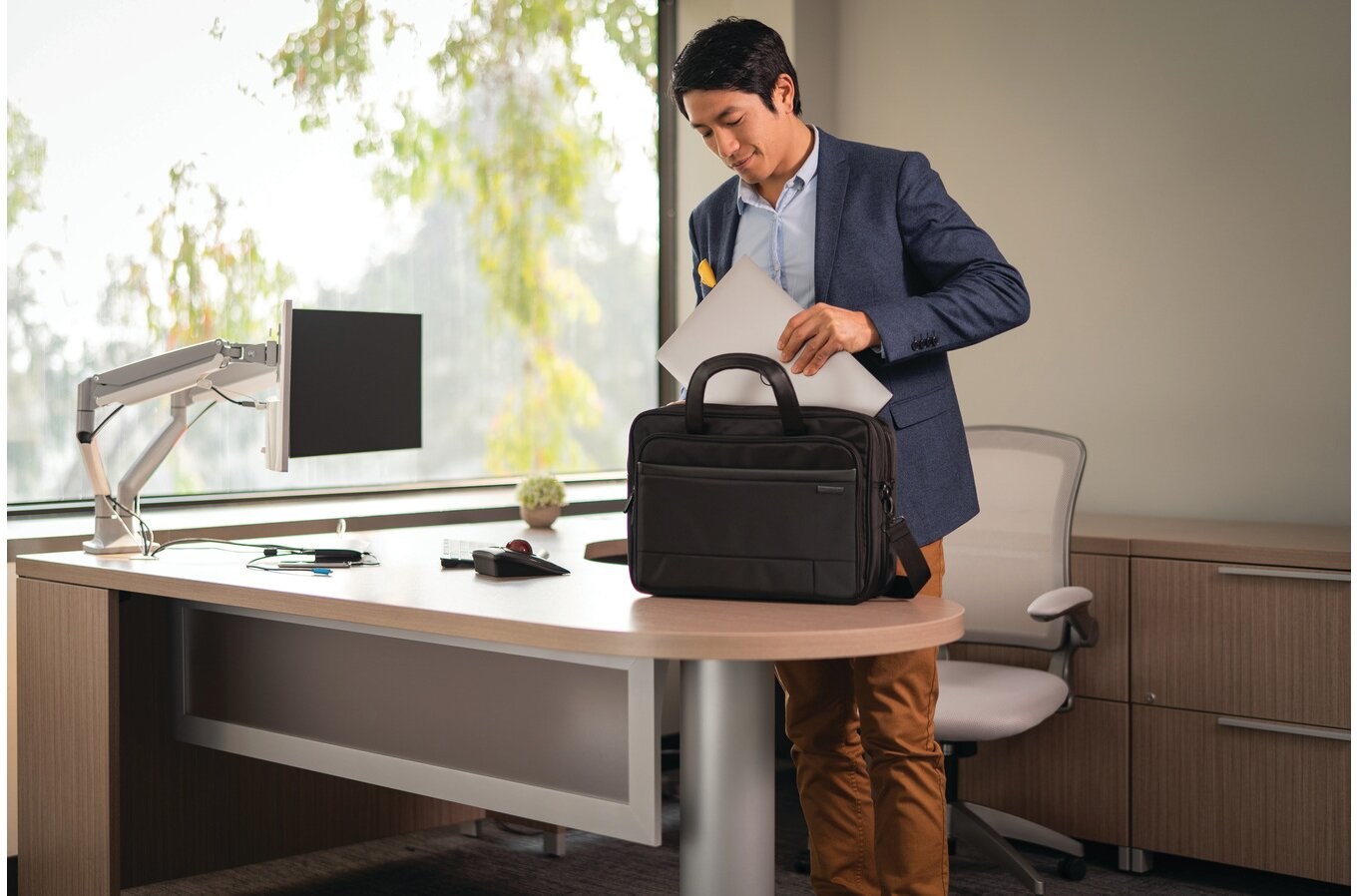 Kensington Contour 2.0 15.6" Briefcase Kensington Contour 2.0 15.6" Briefcase