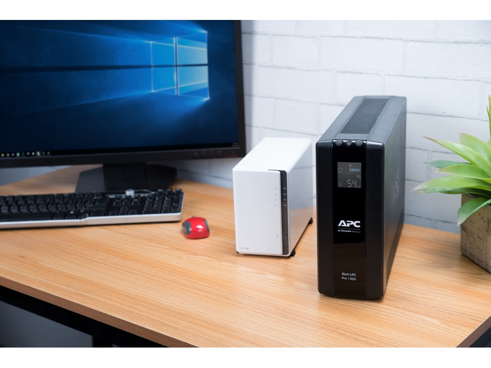 APC Back-UPS Pro, 1300VA/780W, Tower, 230V, 8x IEC C13 outlets, AVR, LCD, User Replaceable Battery APC Back-UPS Pro, 1300VA/780W, Tower, 230V, 8x IEC C13 outlets, AVR, LCD, User Replaceable Battery