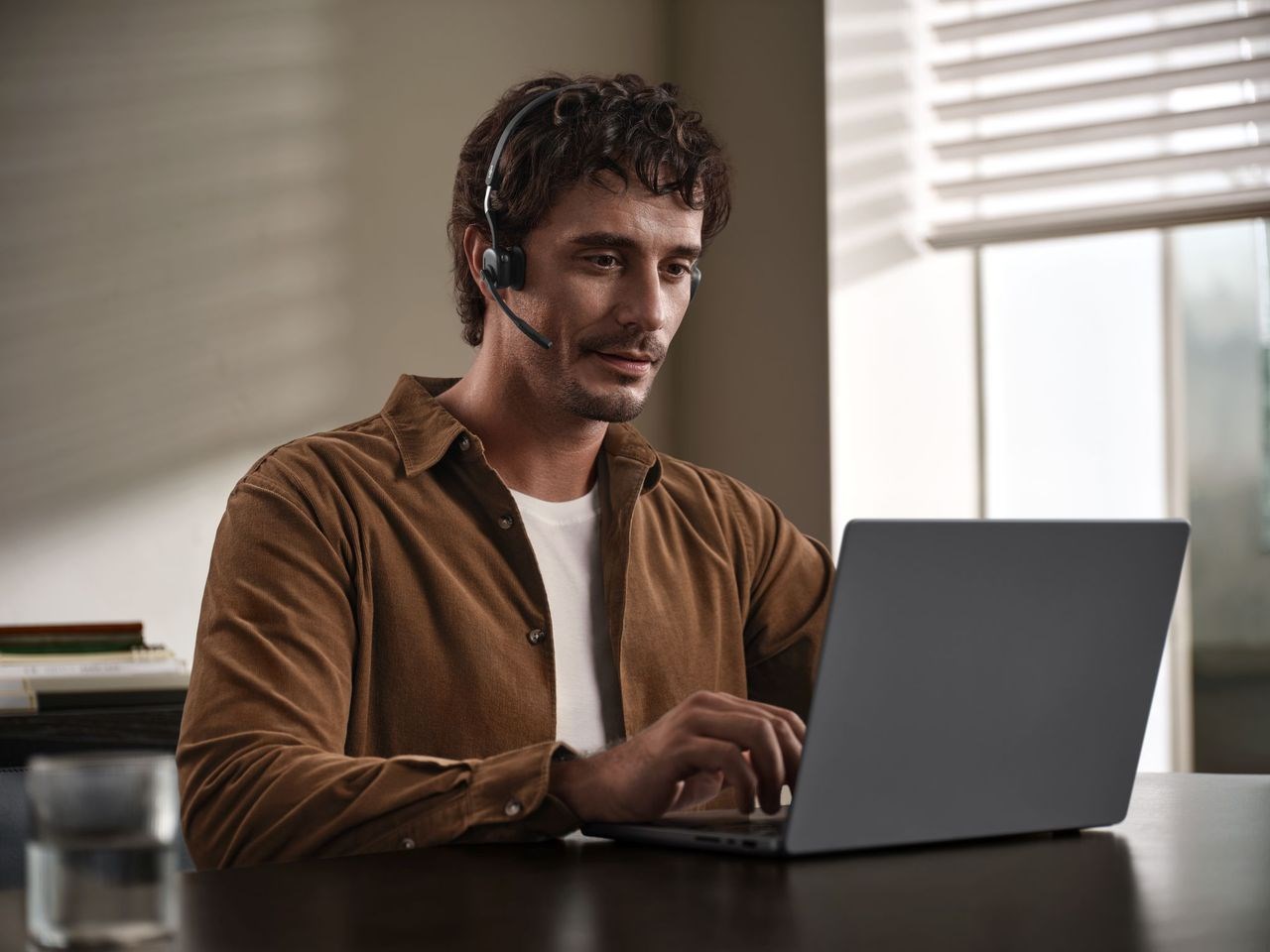 SHOKZ OpenMeet Wireless Bluetooth Bone Conduction Videoconferencing Headset SHOKZ OpenMeet Wireless Bluetooth Bone Conduction Videoconferencing Headset