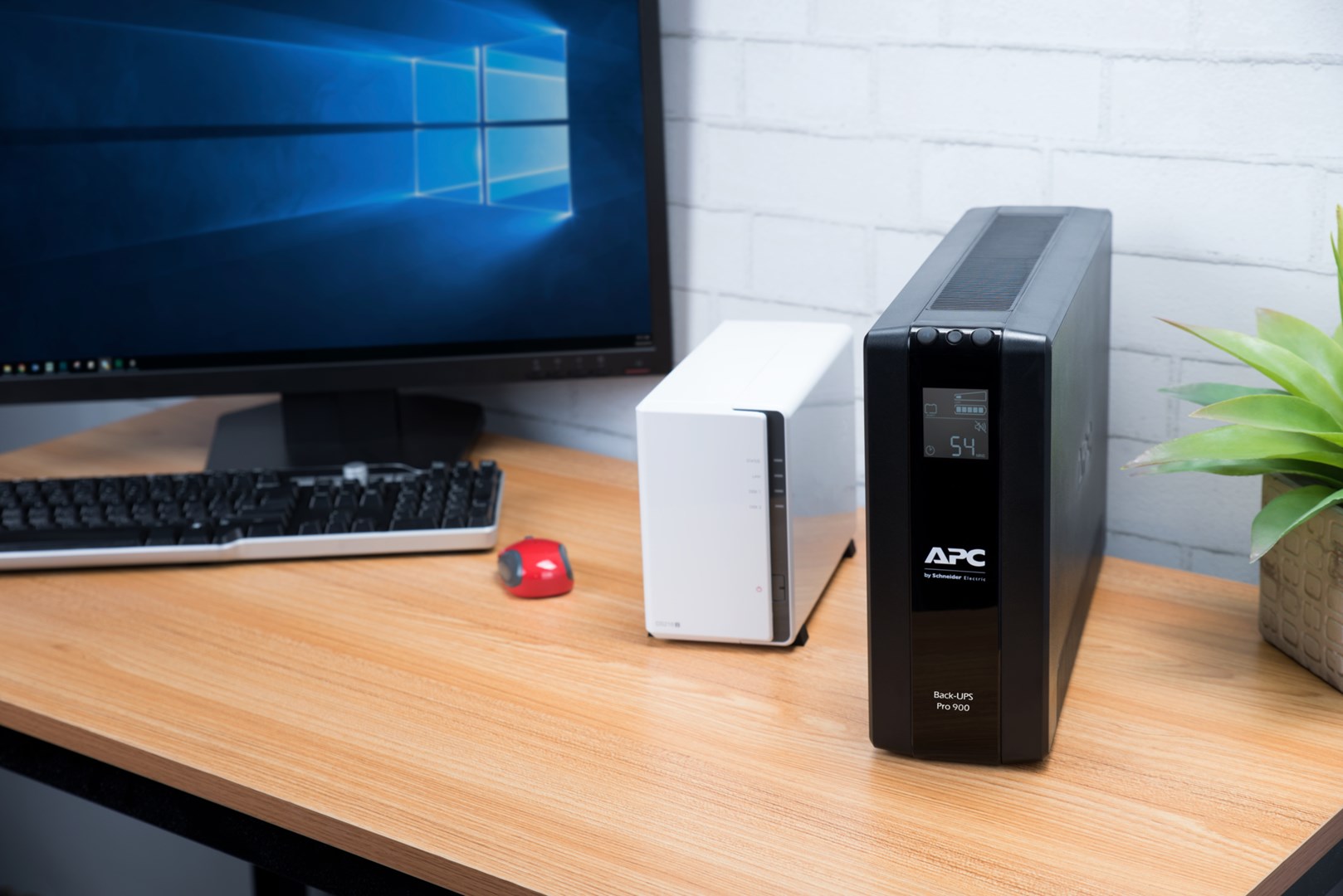 APC Back-UPS PRO BR900MI - 6x C13 output, USB, 900VA APC Back-UPS PRO BR900MI - 6x C13 output, USB, 900VA