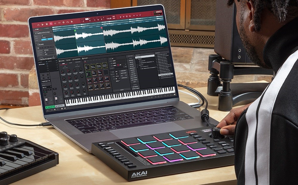 AKAI MPC Studio II Music production station Sampler MIDI USB Black AKAI MPC Studio II Music production station Sampler MIDI USB Black