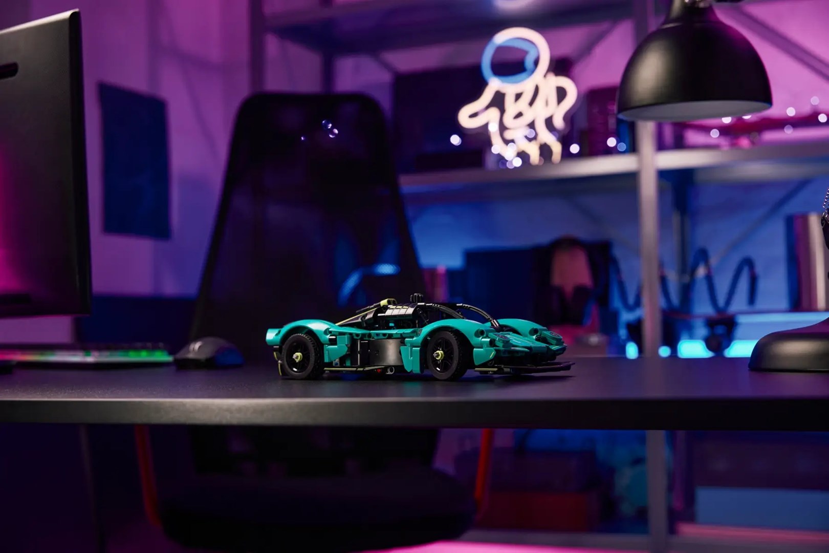 LEGO TECHNIC 42208 Aston Martin Valkyrie LEGO TECHNIC 42208 Aston Martin Valkyrie