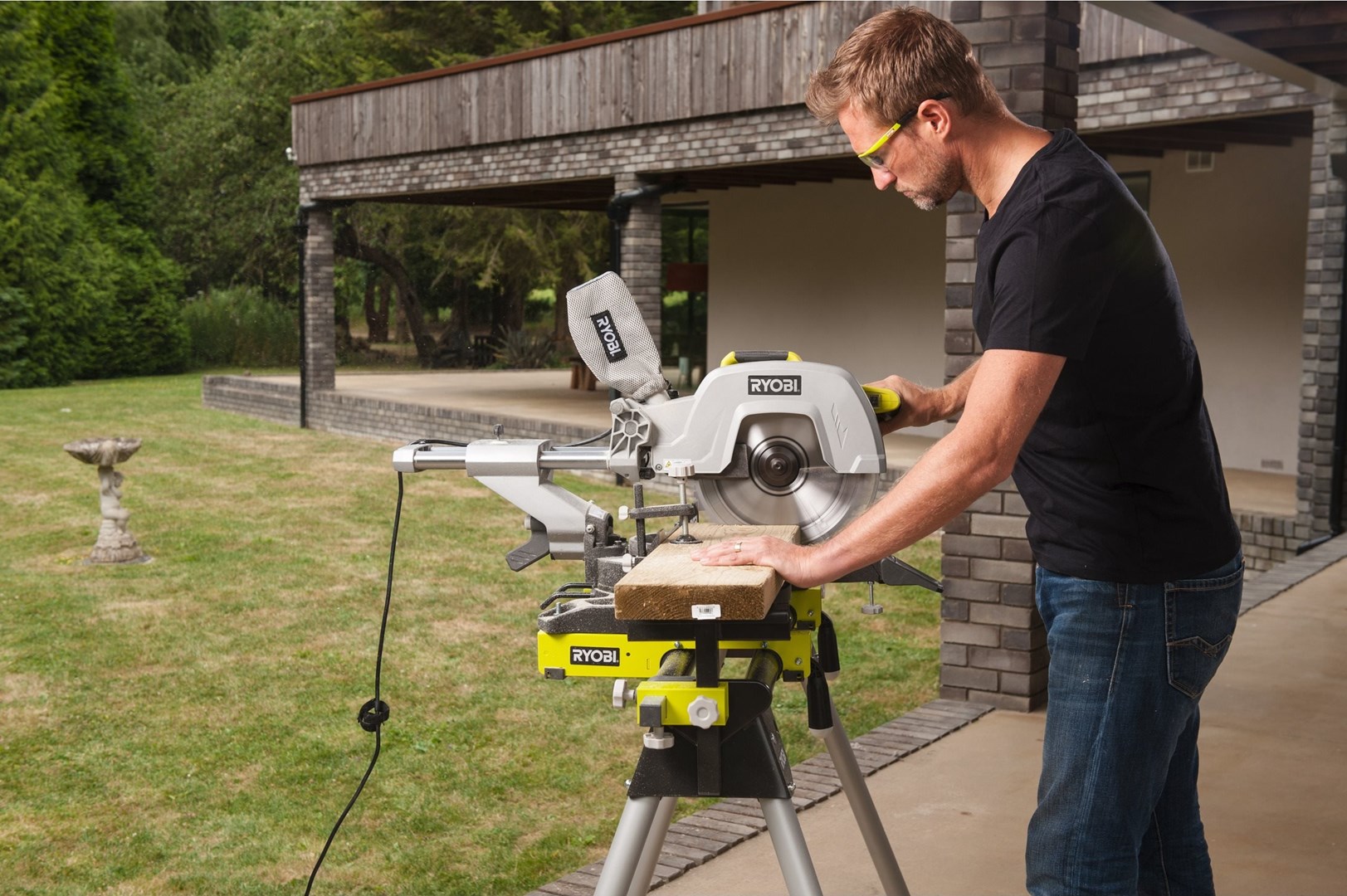 RYOBI EMS305RG mitre saw 2200 W 305 mm RYOBI EMS305RG mitre saw 2200 W 305 mm