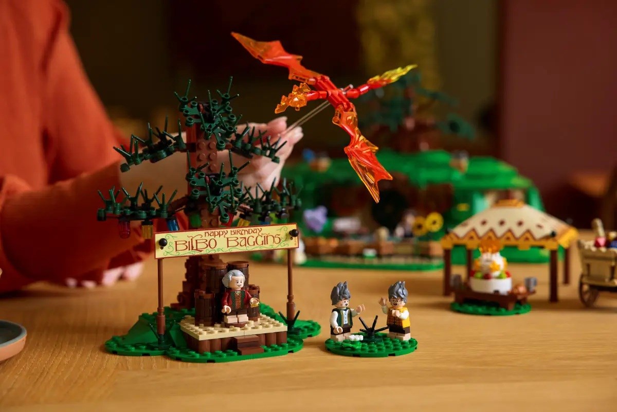 LEGO ICONS 10354 The Lord of the Rings: Shire LEGO ICONS 10354 The Lord of the Rings: Shire