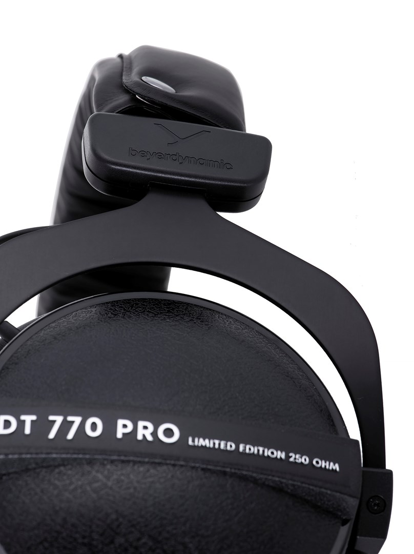 Beyerdynamic DT 770 PRO 250 OHM Black Limited Edition - closed studio headphones Beyerdynamic DT 770 PRO 250 OHM Black Limited Edition - closed studio headphones