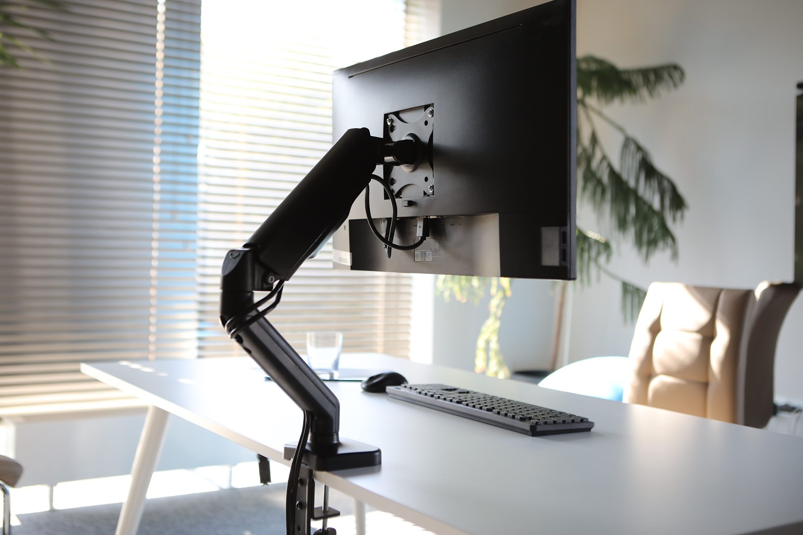 SAVIO UM-01 Desk Mount for Monitor 17" – 32", 2 – 9 kg, with Gas Spring SAVIO UM-01 Desk Mount for Monitor 17" – 32", 2 – 9 kg, with Gas Spring