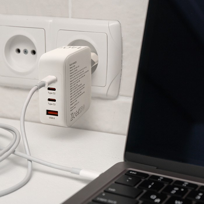 Qoltec 140W GaN Wall Charger | 5-20V | 2.5-5A | 3 x USB-C PD | 1 x USB QC 3.0 | White Qoltec 140W GaN Wall Charger | 5-20V | 2.5-5A | 3 x USB-C PD | 1 x USB QC 3.0 | White
