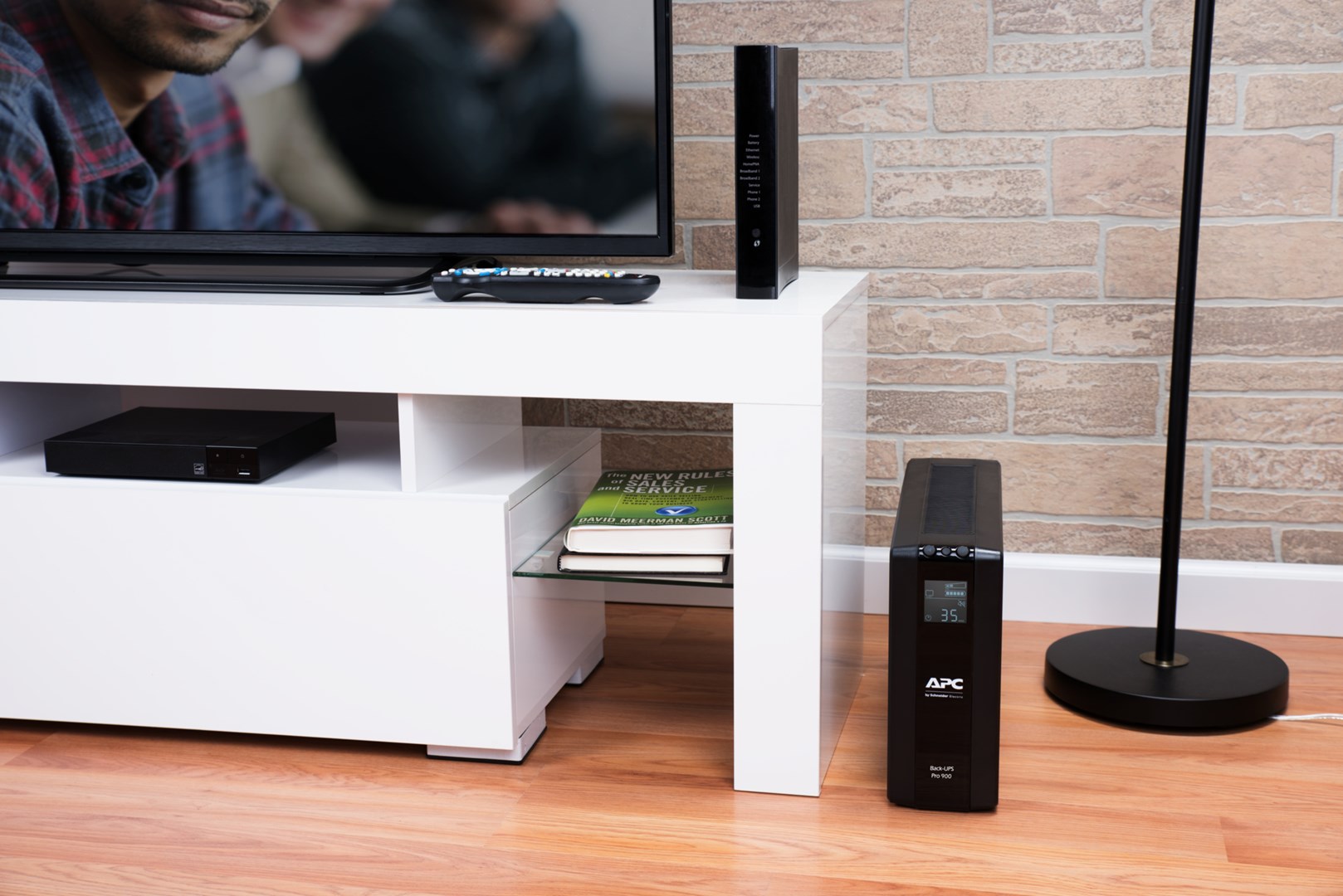 APC Back-UPS PRO BR900MI - 6x C13 output, USB, 900VA APC Back-UPS PRO BR900MI - 6x C13 output, USB, 900VA