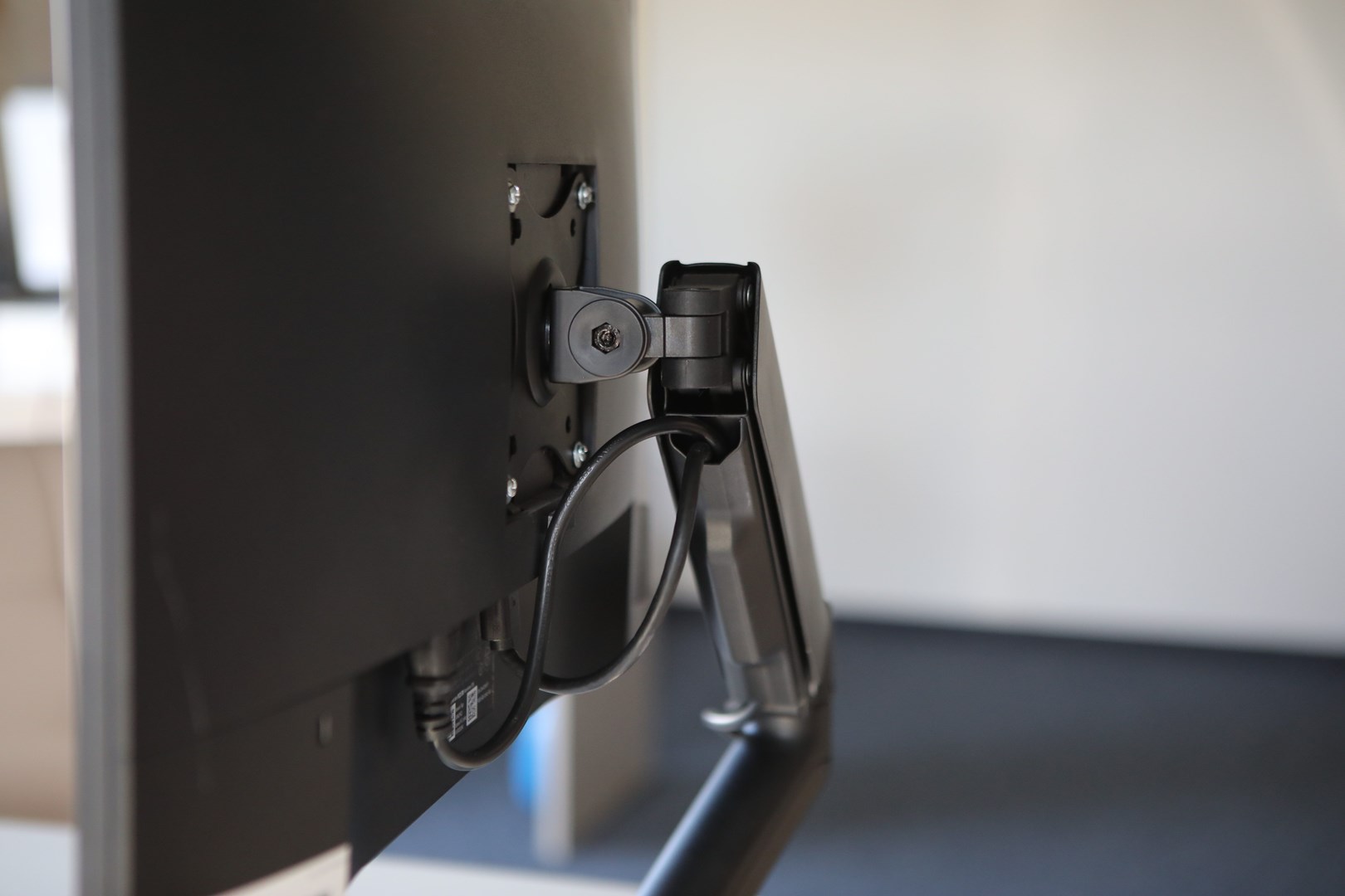 SAVIO UM-01 Desk Mount for Monitor 17" – 32", 2 – 9 kg, with Gas Spring SAVIO UM-01 Desk Mount for Monitor 17" – 32", 2 – 9 kg, with Gas Spring