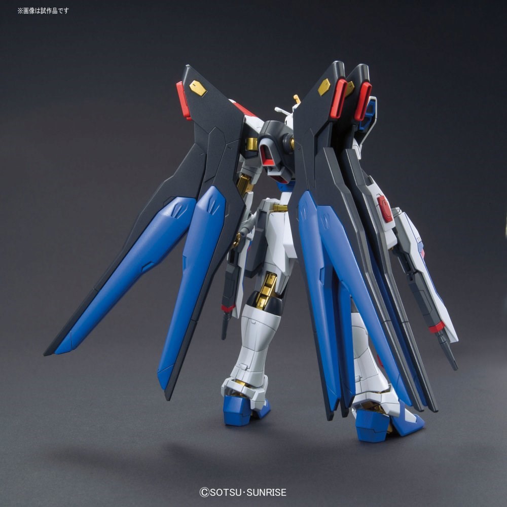 Figurka kolekcjonerska Bandai HGCE 1/144 ZGMF-X20A STRIKE FREEDOM GUNDAM Figurka kolekcjonerska Bandai HGCE 1/144 ZGMF-X20A STRIKE FREEDOM GUNDAM