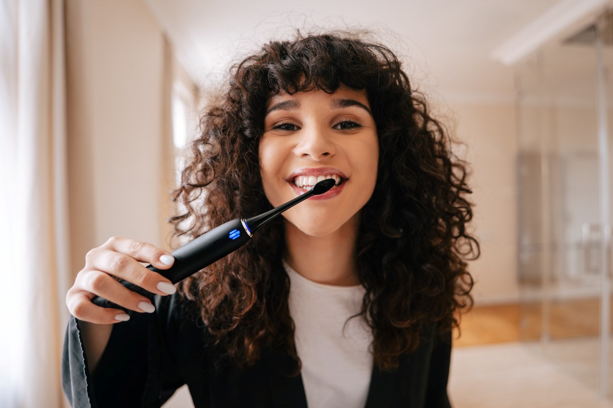 фото Електрична зубна щітка TrueLife SonicBrush Clean70 UV Black 1