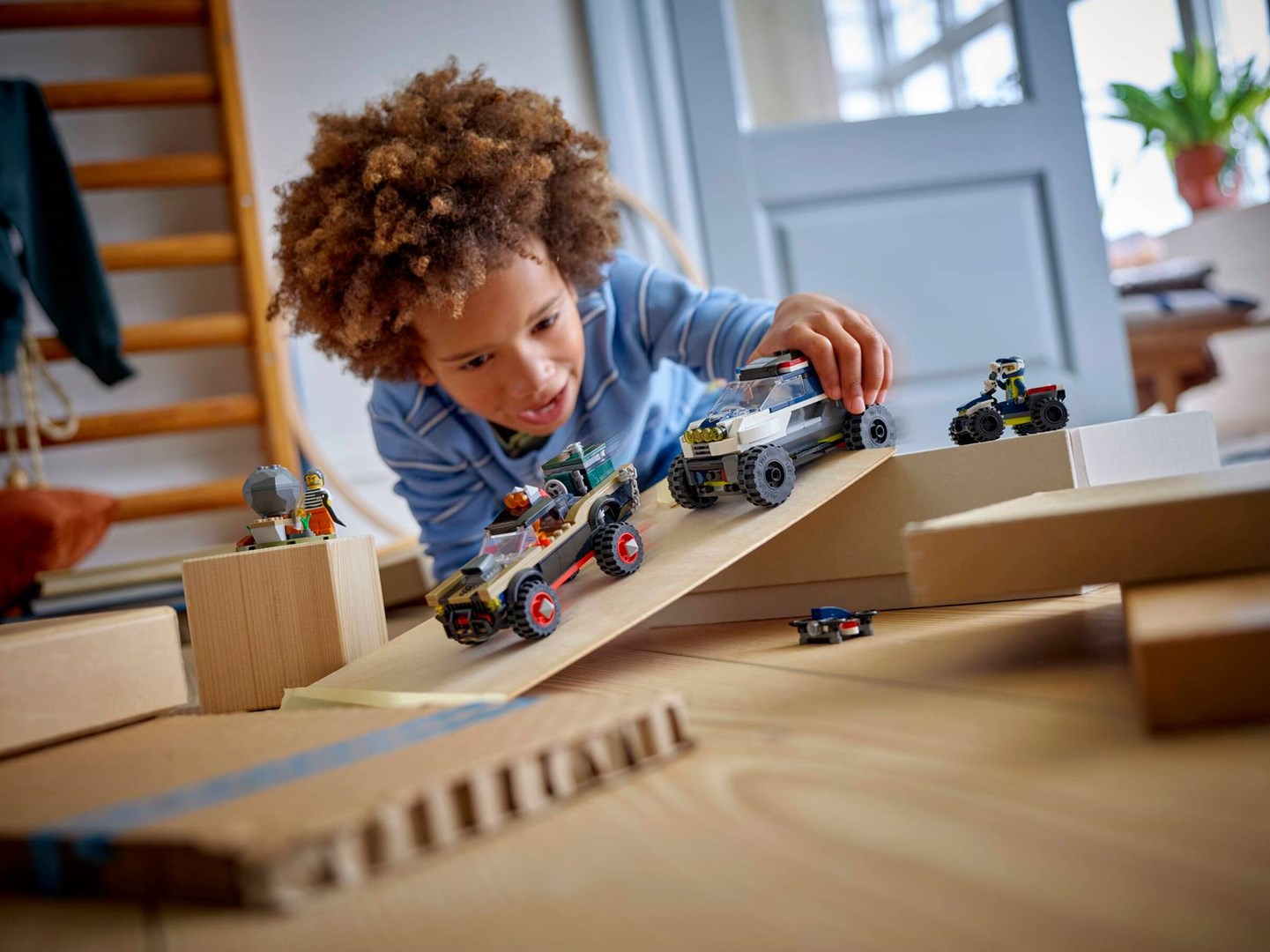 фото Блоковий конструктор LEGO City Поліцейське переслідування на позашляховиках (60449) 3